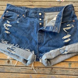 Levi’s 501 button fly distressed jean shorts sz 16